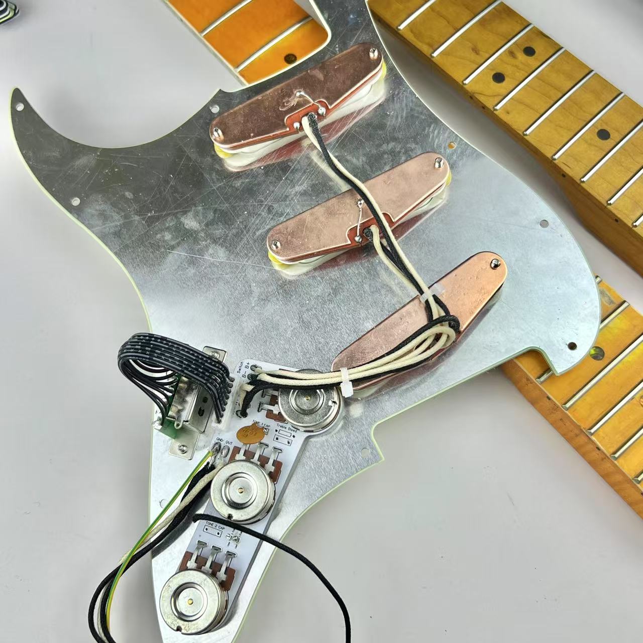 طقم جيتار ST Pickguard DIY SSS - مراجعة Diy Guitar Electronics Kit وسعره